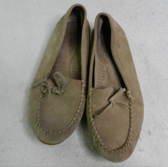 L.L. Bean Loafer Flats Women's Size 9 Beige Tan Leather Moccasin Stitched Foot - Picture 1 of 4